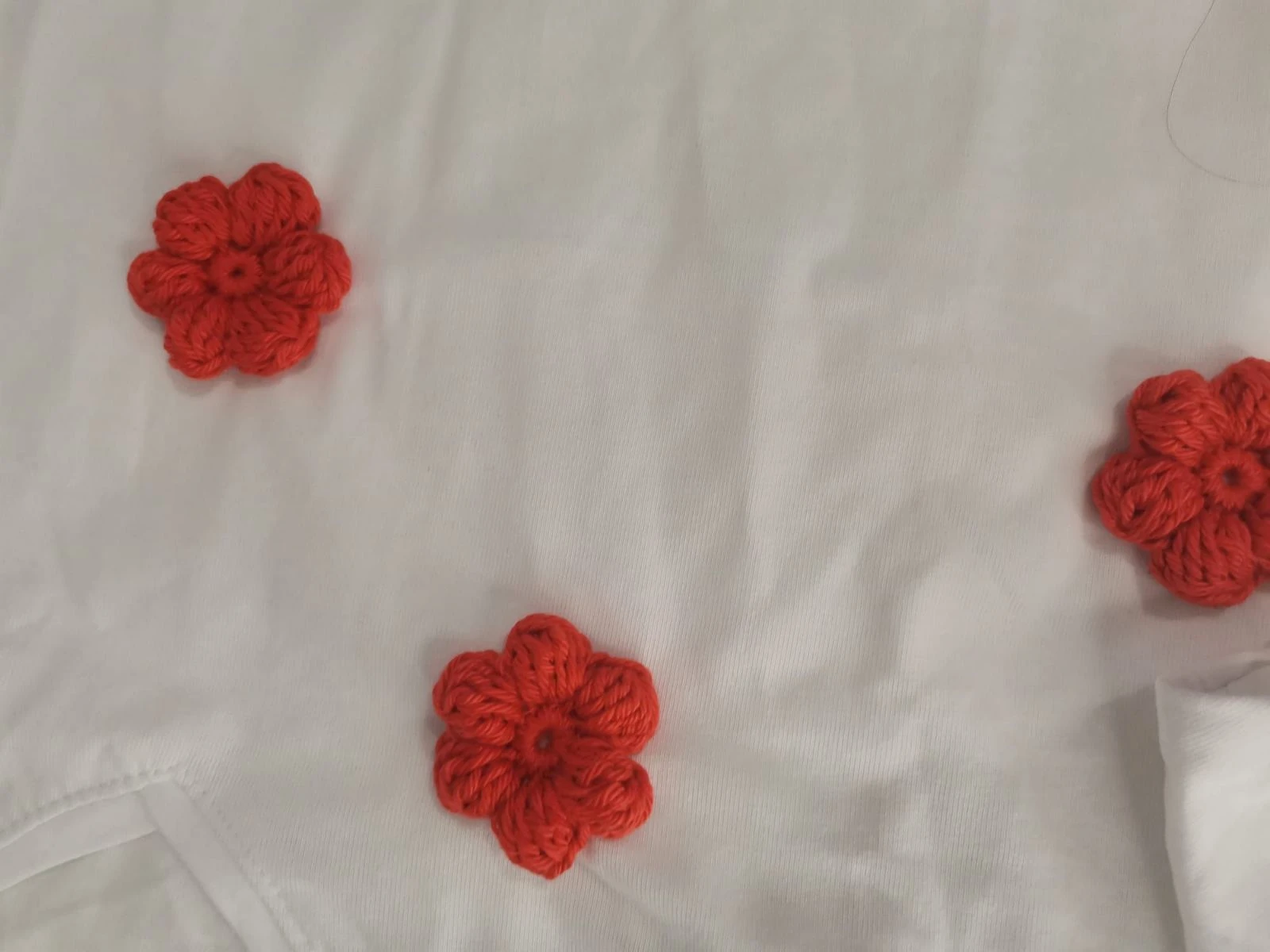 Custom White Zeeman T-Shirt with Crochet Flowers - Size 40 (L) – photo 4